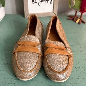 Elegant Gold and Tan Frye Loafers SZ 8 M box 122